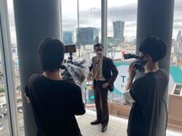 「ジョニ男のぶらぶら昭和。」ロケ中の様子。(c)BS松竹東急