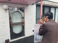 「ジョニ男のぶらぶら昭和。」ロケ中の様子。(c)BS松竹東急