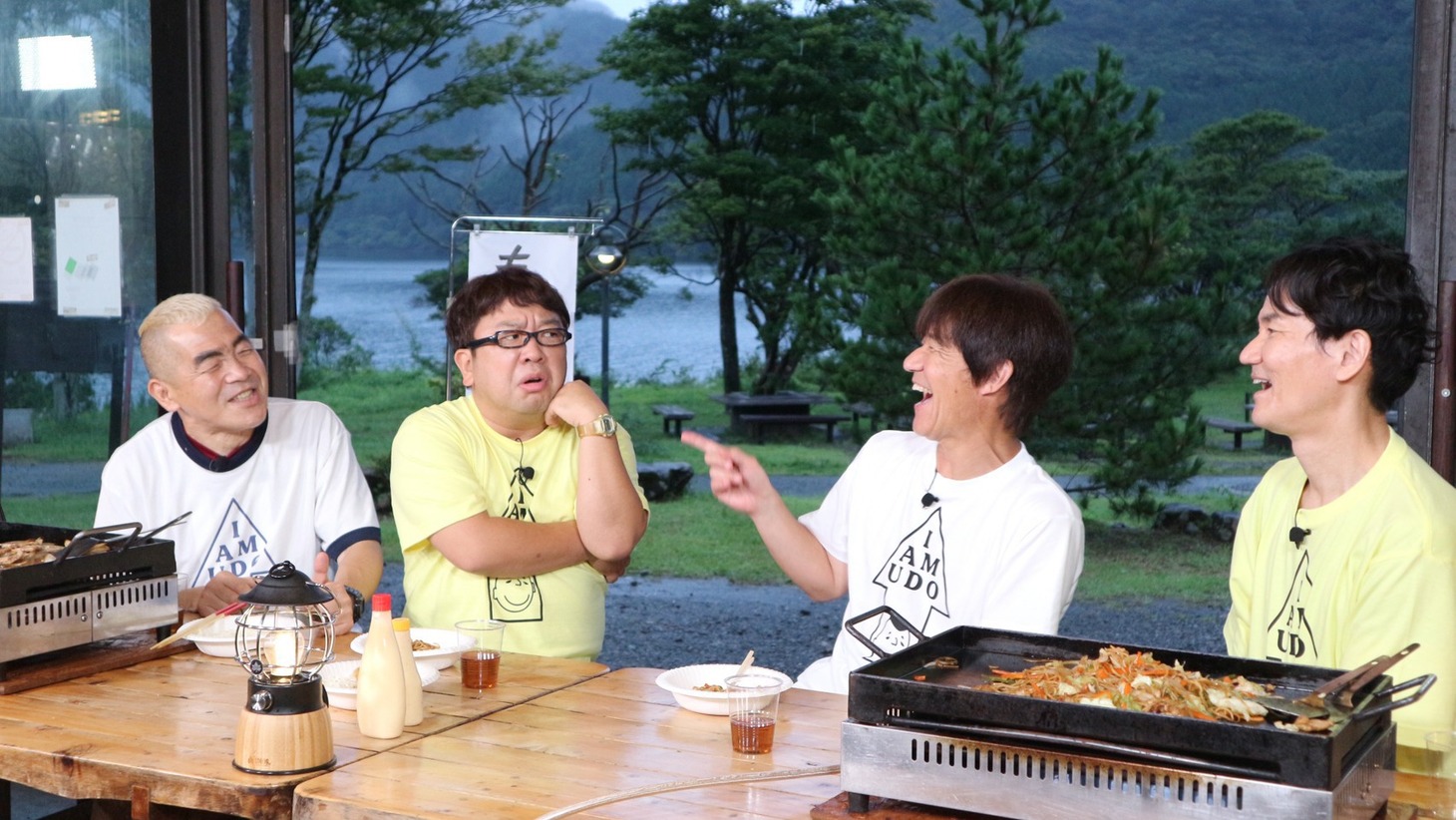 左から、キャイ～ン、ウッチャンナンチャン。(c)フジテレビ
