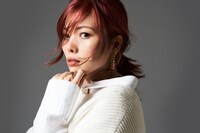 主題歌を担当するChan。