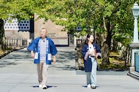 左から桂宮治、吉田優アナウンサー。c)BSフジ