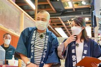 左から桂宮治、吉田優アナウンサー。c)BSフジ