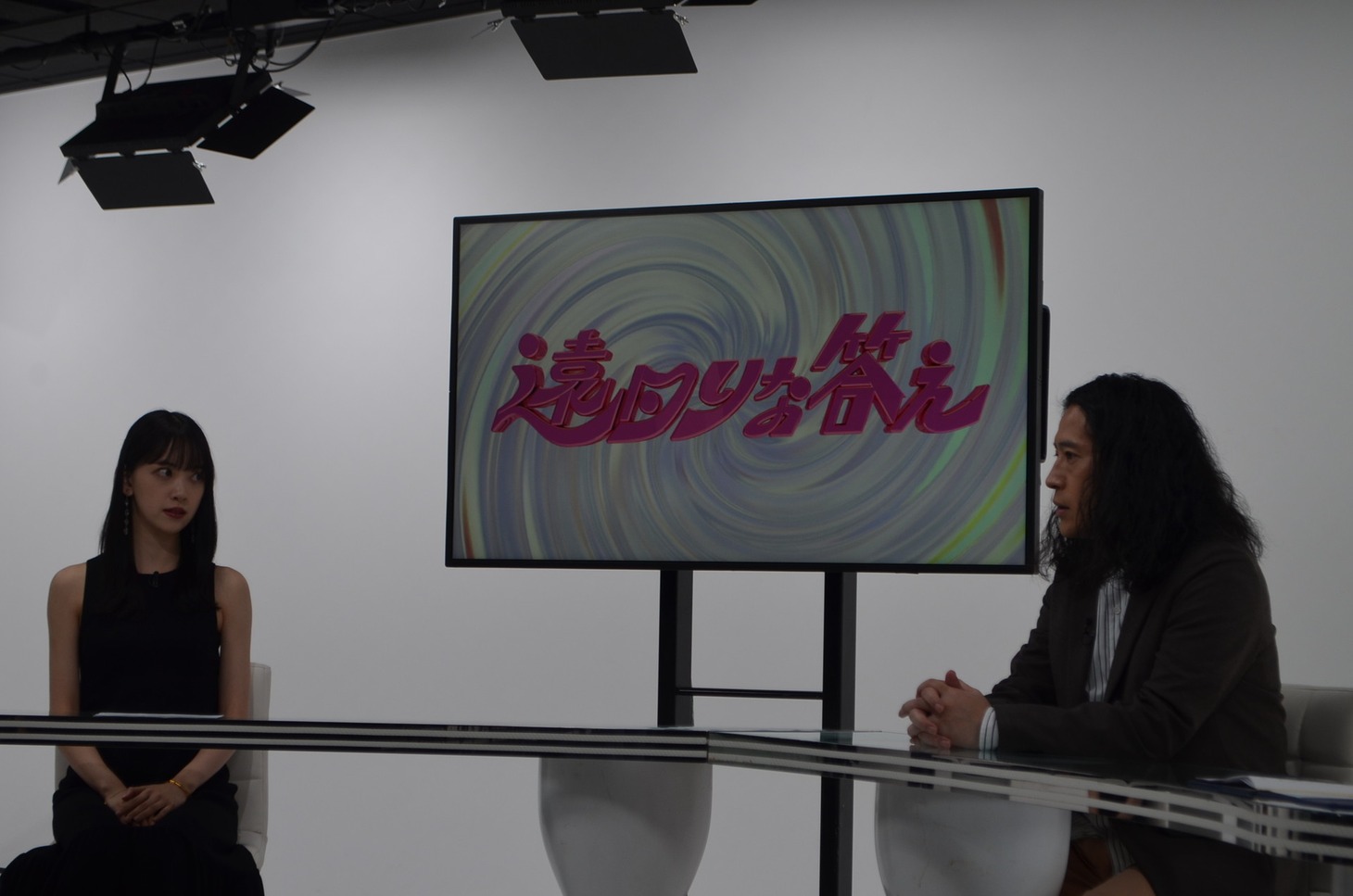 左から堀未央奈、ピース又吉。(c)日本テレビ