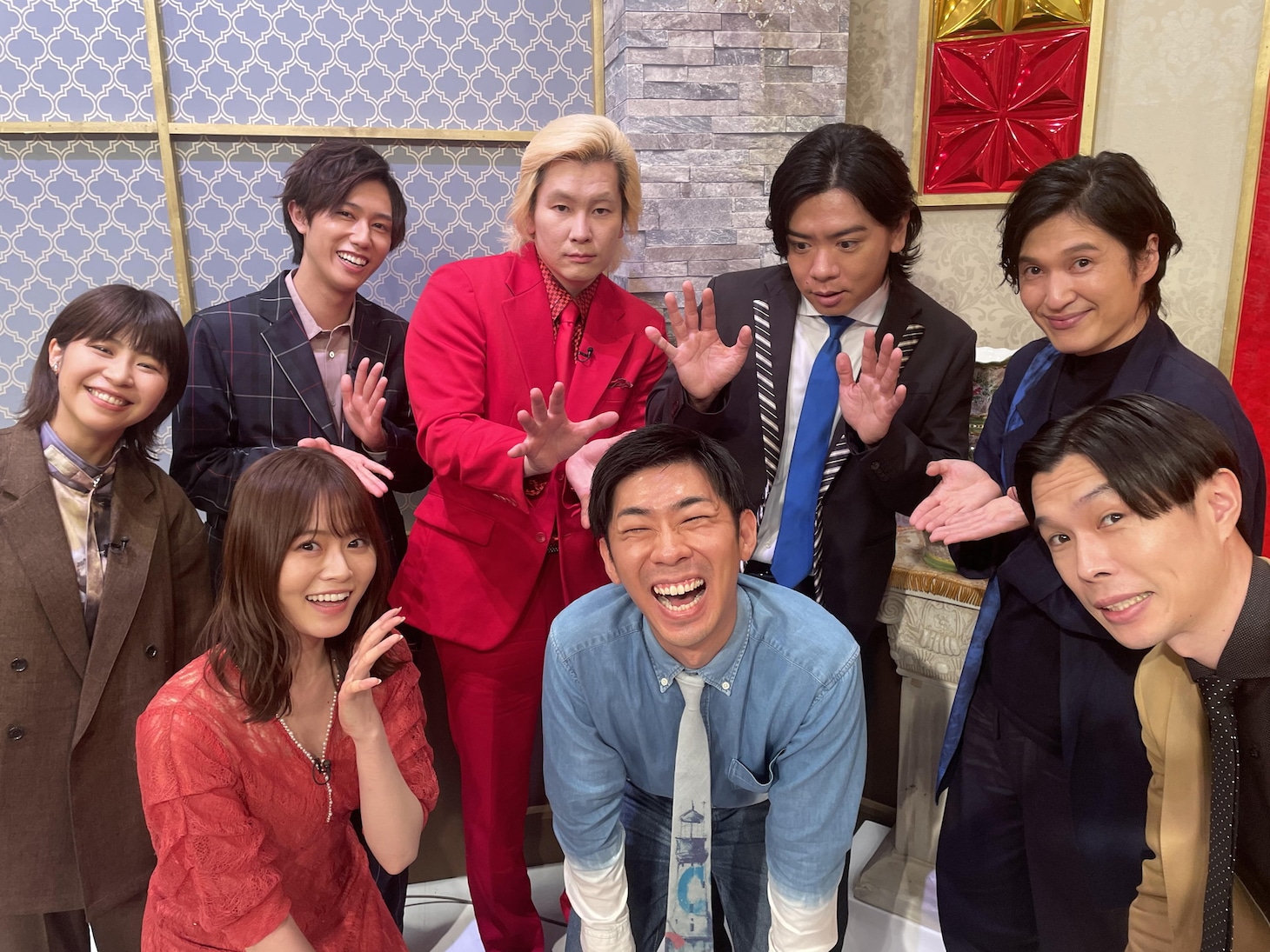 「持ち寄り謎Q殿」に出演する（左端から時計回りに）Aマッソ加納、阿部亮平、メイプル超合金カズレーザー、マヂカルラブリー・野田クリスタル、清塚信也、ハライチ岩井、トンツカタン森本、山崎怜奈。(c)テレビ朝日