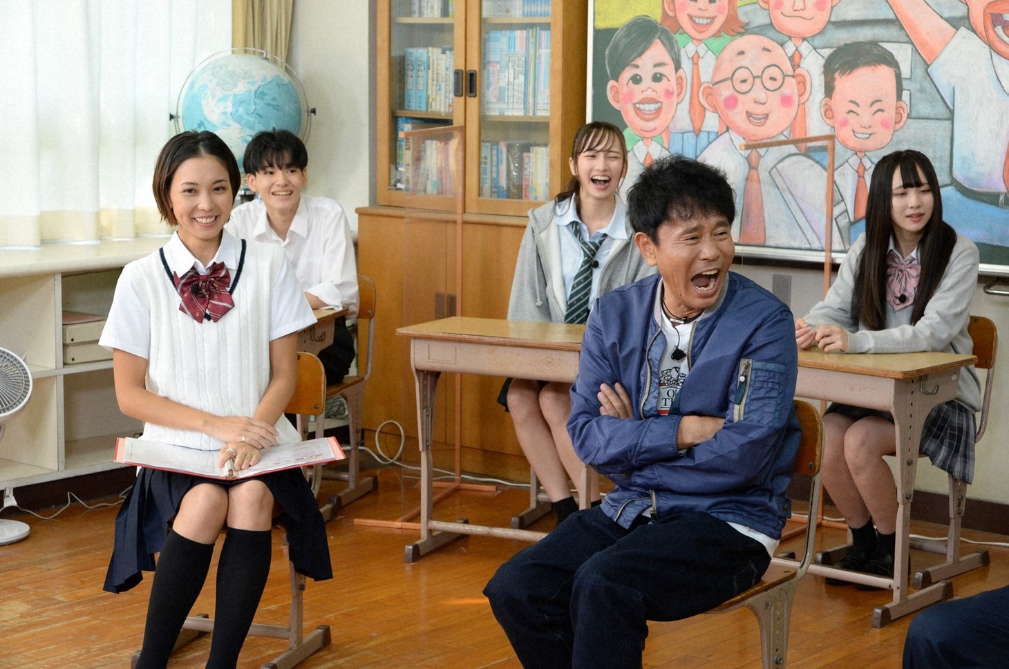 「ヒロド歩美のレジェンドに会いたい 浜田雅功 初めての告白90分！」に出演する（手前左から）ヒロド歩美アナ、浜田雅功。(c)ABCテレビ