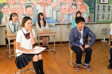 （手前左から）ヒロド歩美アナ、浜田雅功。(c)ABCテレビ