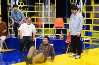 尻もち対決の様子。