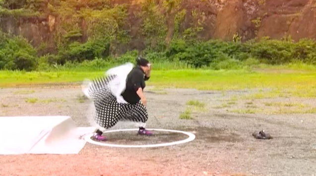 “モンスター送風機”に立ち向かうメイプル超合金・安藤なつ。 (c)TBS