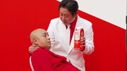「日清ヨーク 毎日のむ血圧ケアヨーグルト『血圧にやさしい漫才』編」より。