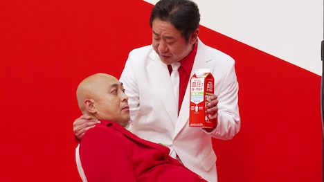 「日清ヨーク 毎日のむ血圧ケアヨーグルト『血圧にやさしい漫才』編」より。