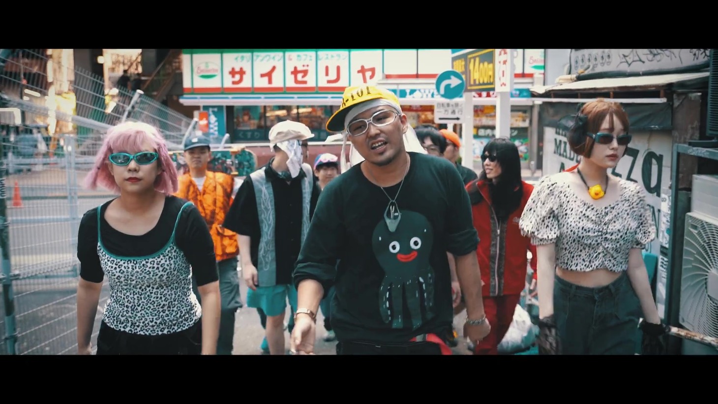 「”RAKUMACHI” (Official Manzai Video)」より。