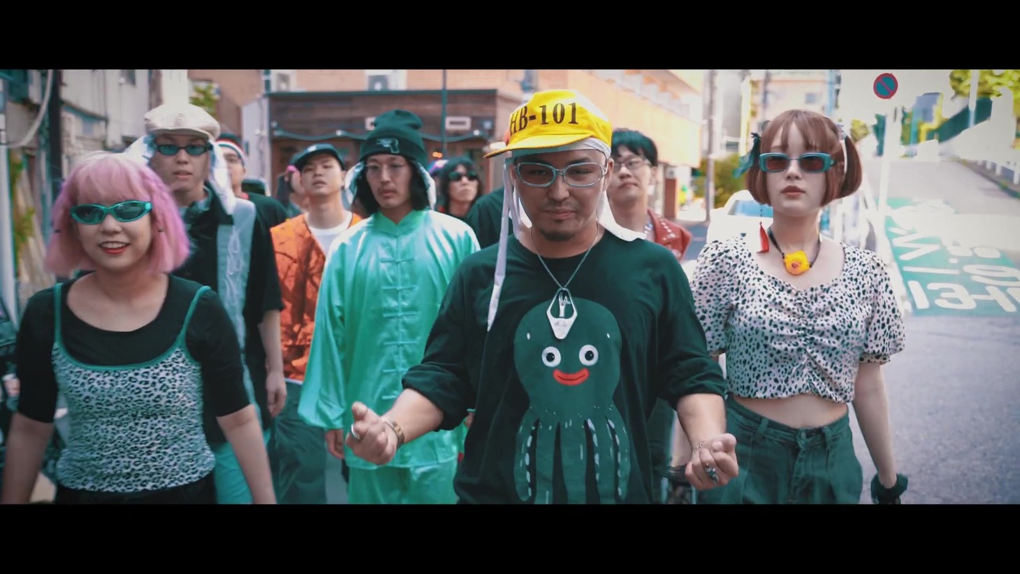 「”RAKUMACHI” (Official Manzai Video)」より。