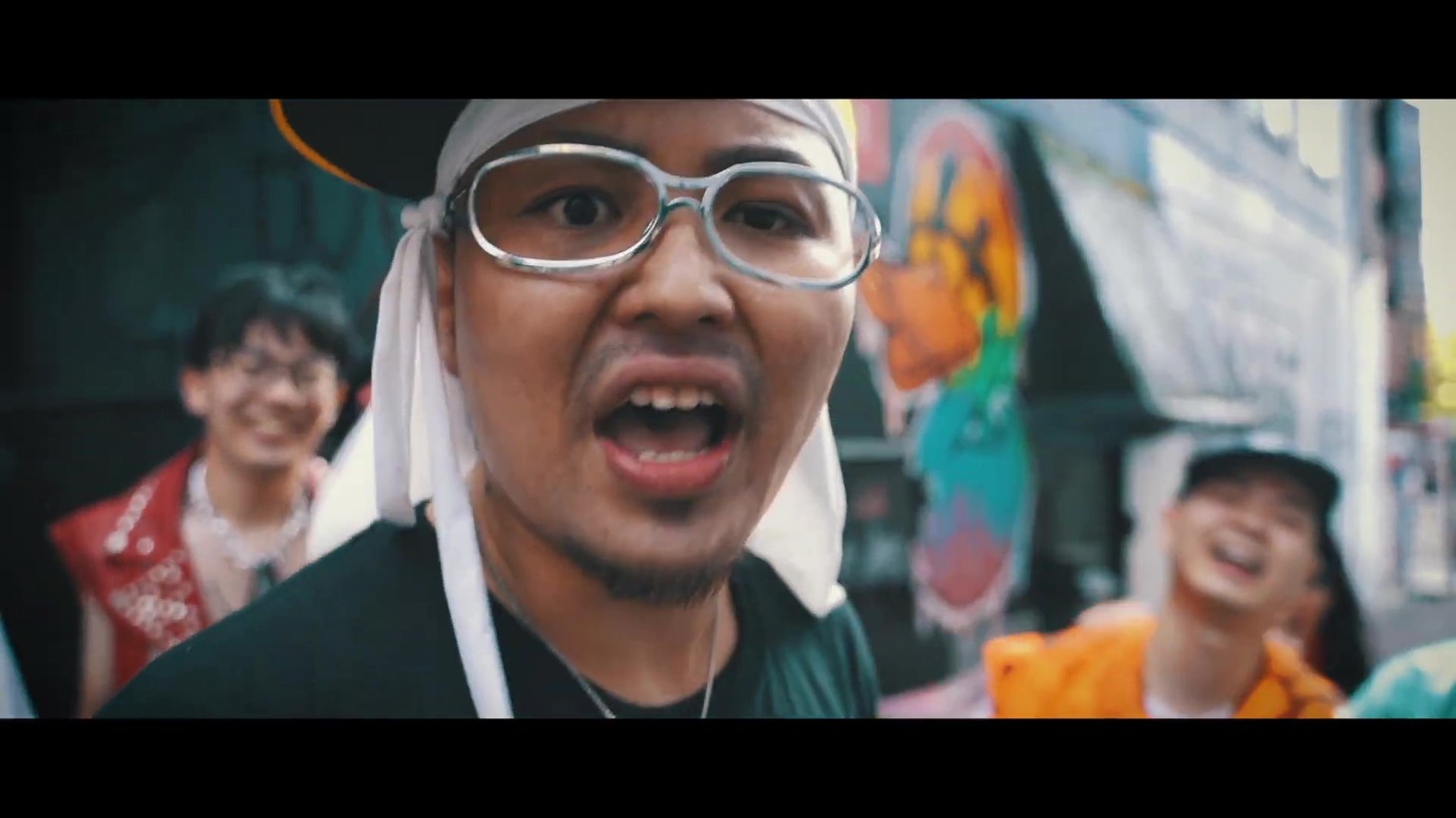 「”RAKUMACHI” (Official Manzai Video)」より。