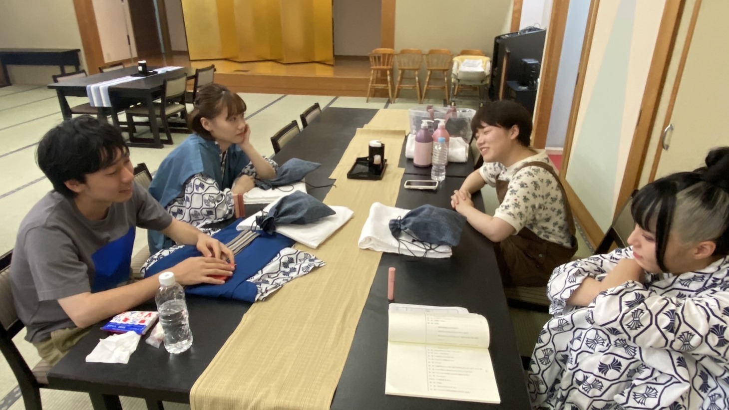 撮影時のオフショット。(c)フジテレビ