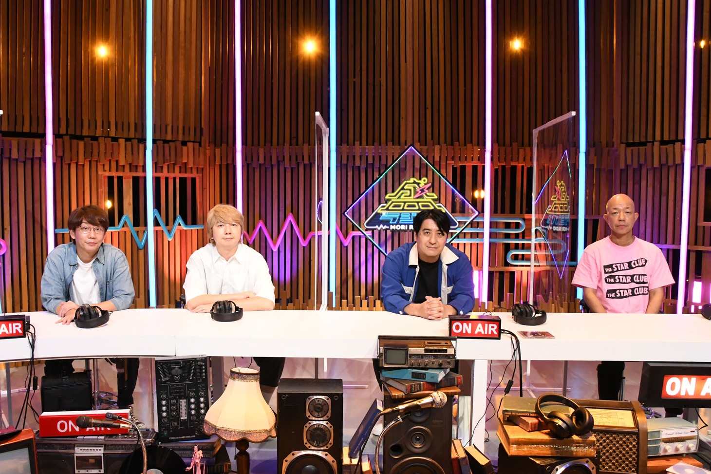 左から三四郎、佐久間宣行、バイきんぐ小峠。