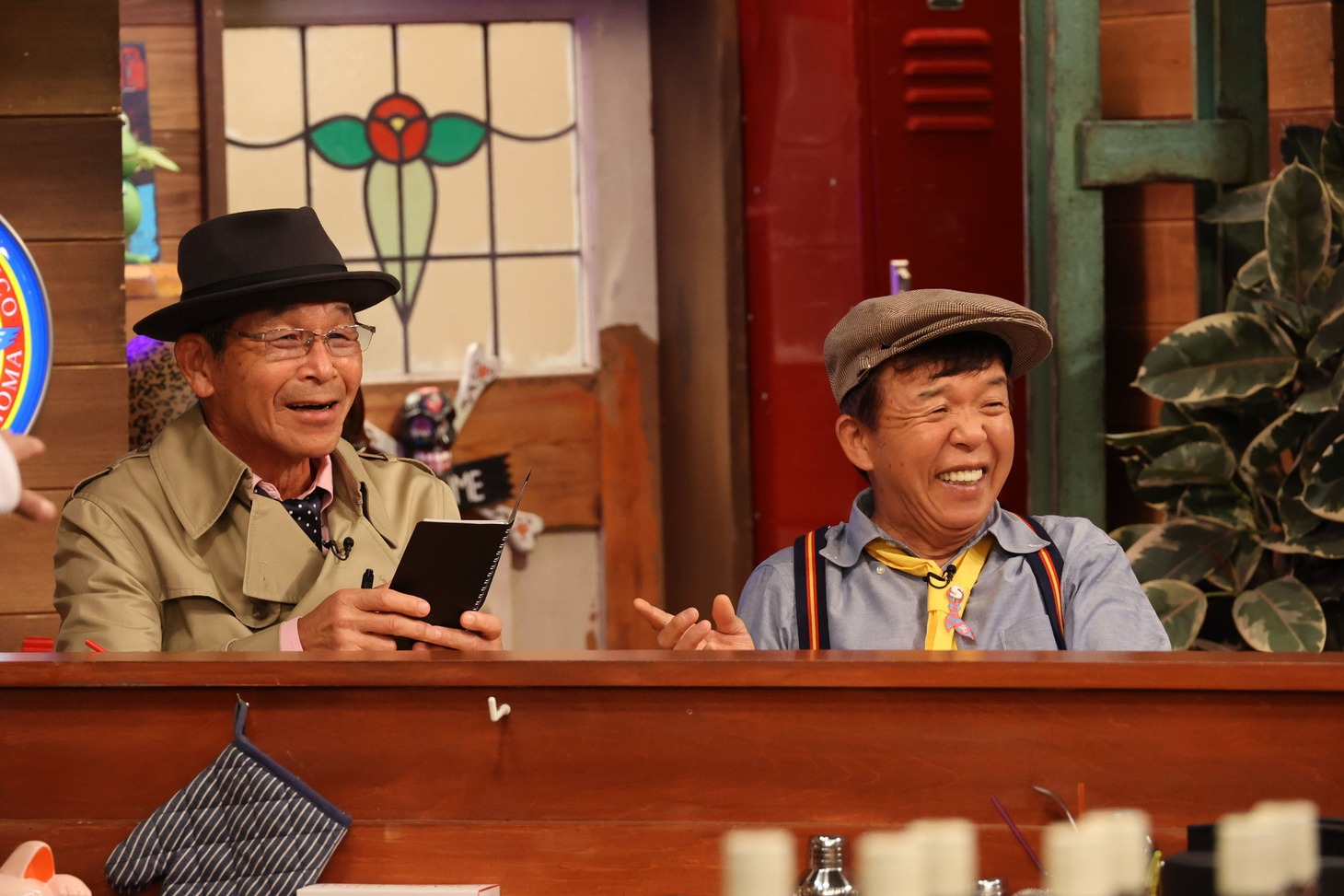 左から間寛平、村上ショージ。(c)カンテレ
