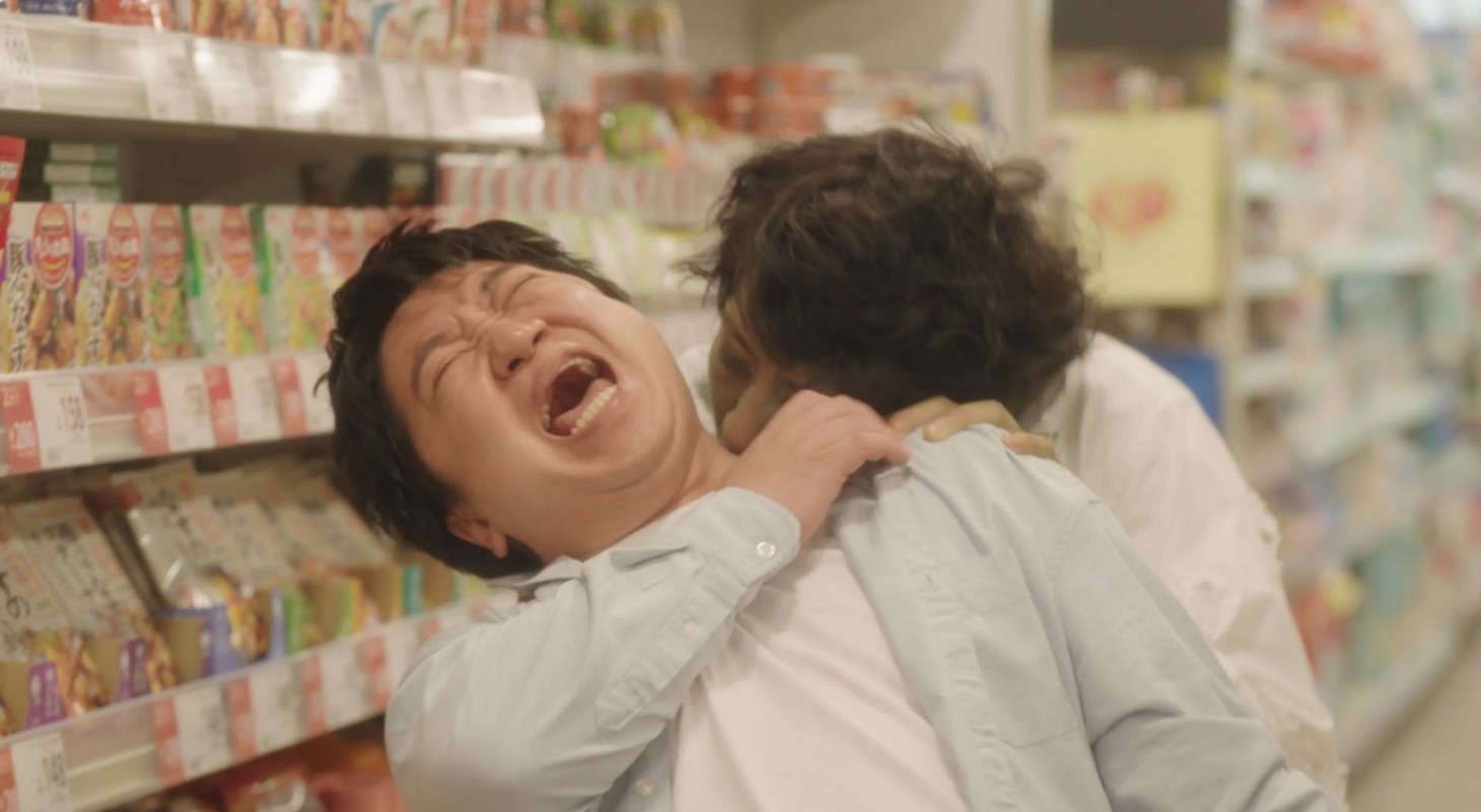 ニッポンの社長が出演する西友のCM「客とゾンビ」編のワンシーン。