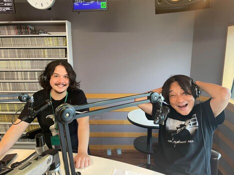 DJを務めるMickey（左）と永野（右）。