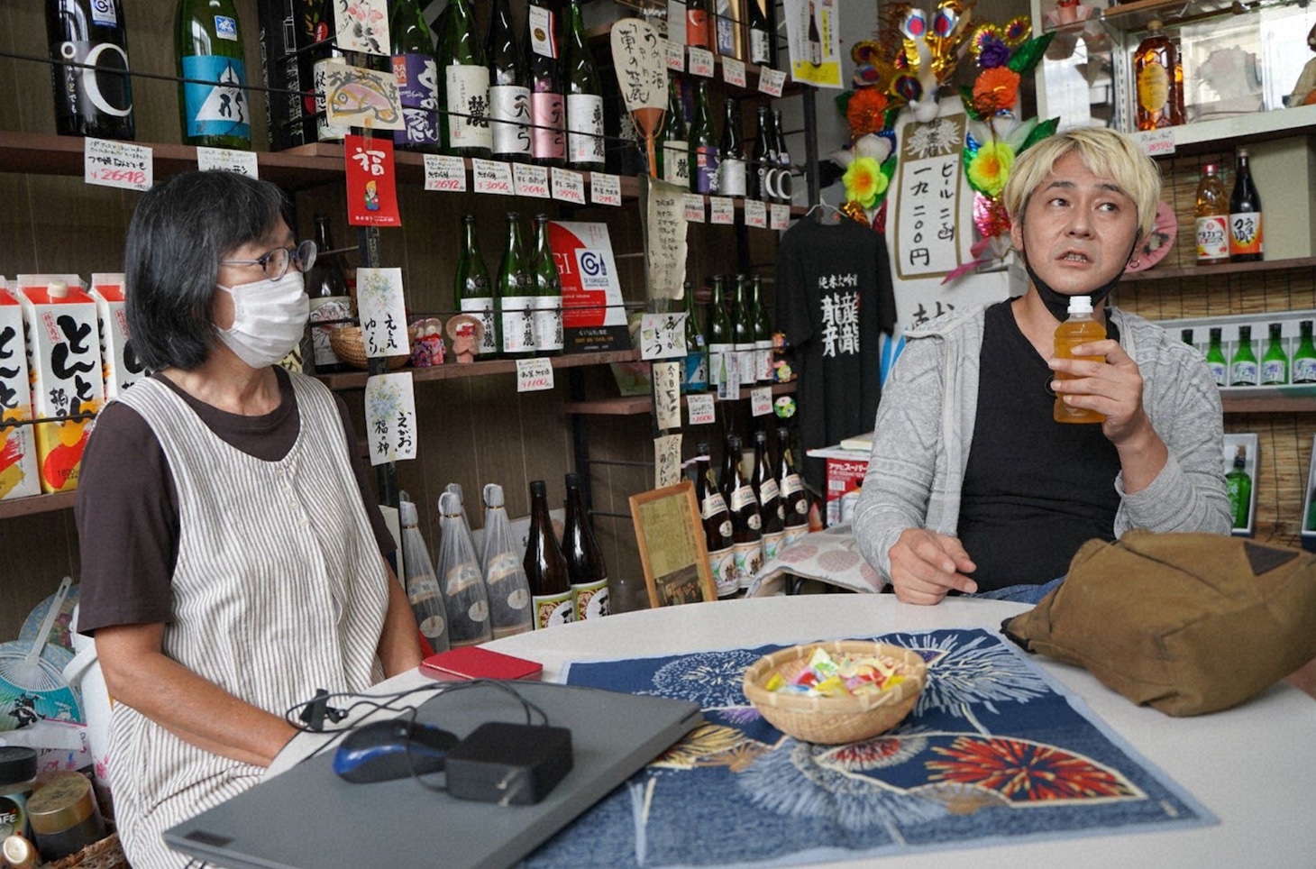 「迷宮グルメ 異郷の駅前食堂」で山形県の酒店を訪れるヒロシ。(c)BS朝日
