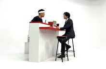 和牛が出演する「#ごちそうさまチャレンジ」Web動画より。