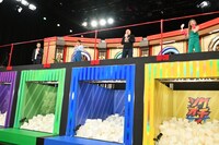 「オオカミ少年」で展開される巨大落とし穴クイズ「ソクオチ！」の様子。(c)TBS