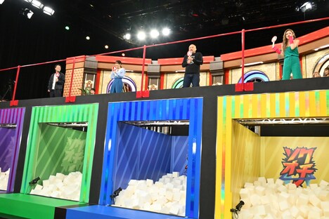 「オオカミ少年」で展開される巨大落とし穴クイズ「ソクオチ！」の様子。(c)TBS