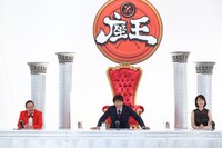 左から笑い飯・西田、千原ジュニア、竹上萌奈アナウンサー。(c)カンテレ