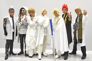 左からKafun（チョコレートプラネット松尾）、Dust（パンサー菅）、Zumari（パンサー向井）、Kushami（チョコレートプラネット長田）、乙ルイ（きつね大津）、淡川幸一郎（きつね淡路）、くさかべのりお（マヂカルラブリー野田）。