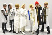 左からKafun（チョコレートプラネット松尾）、Dust（パンサー菅）、Zumari（パンサー向井）、Kushami（チョコレートプラネット長田）、乙ルイ（きつね大津）、淡川幸一郎（きつね淡路）、くさかべのりお（マヂカルラブリー野田）。