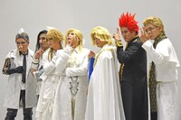 左からKafun（チョコレートプラネット松尾）、Dust（パンサー菅）、Zumari（パンサー向井）、Kushami（チョコレートプラネット長田）、乙ルイ（きつね大津）、淡川幸一郎（きつね淡路）、くさかべのりお（マヂカルラブリー野田）。