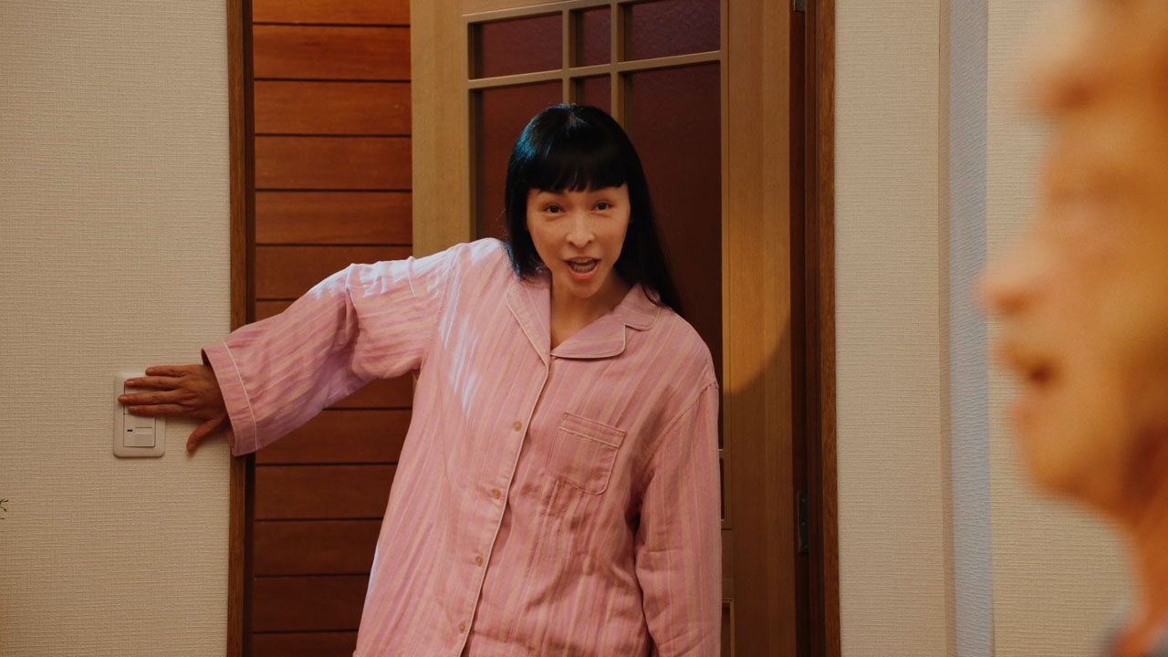 「赤いきつね緑のたぬき」の新CM「夜食大作戦」編より。