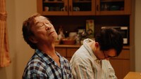 「赤いきつね緑のたぬき」の新CM「夜食大作戦」編より。