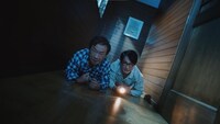 「赤いきつね緑のたぬき」の新CM「夜食大作戦」編より。