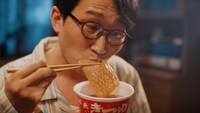 「赤いきつね緑のたぬき」の新CM「夜食大作戦」編より。