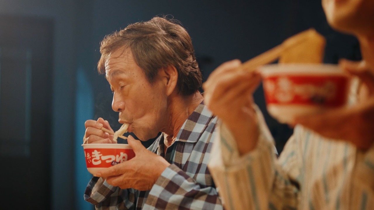 「赤いきつね緑のたぬき」の新CM「夜食大作戦」編より。