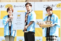 アルコ＆ピースと、経済産業省の太田房江副大臣（左）。