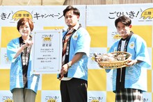 アルコ＆ピースと、経済産業省の太田房江副大臣（左）。