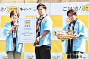 アルコ&ピースと、経済産業省の太田房江副大臣(左)。