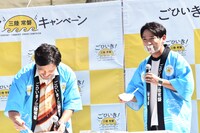 平子（左）から魚カツカレーを受け取って「優しい！」と喜ぶ酒井（右）。