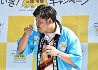 魚カツカレーを試食する平子。