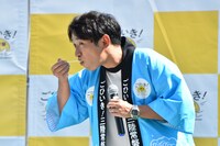 魚カツカレーを試食する酒井。