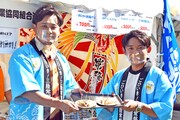 ステージ終了後に物産展をめぐったアルコ&ピース。
