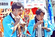 小名浜のカツオを試食するアルコ&ピース。