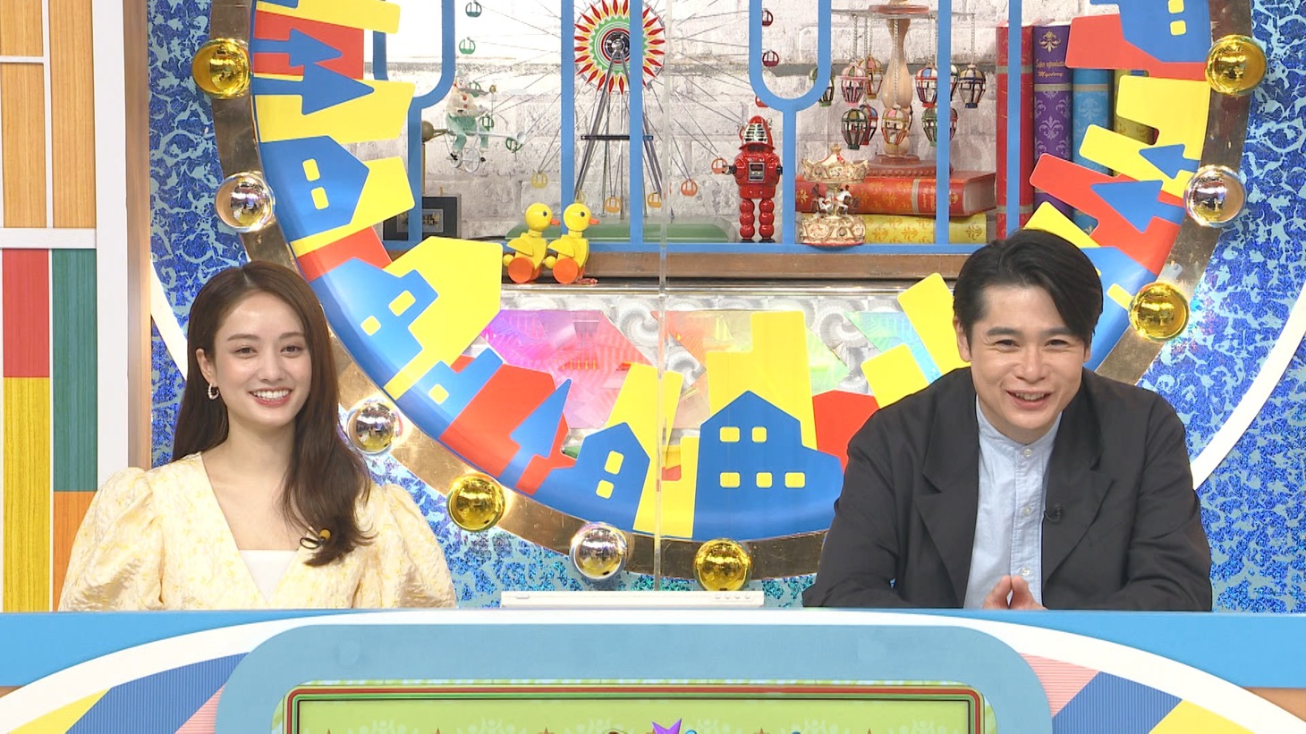 左から谷まりあ、平成ノブシコブシ吉村。(c)日本テレビ
