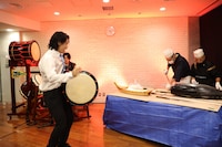 マグロ解体ショーの様子。