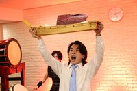 マグロを掲げるマヂカルラブリー・野田クリスタル。