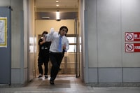 イベント中、解体したマグロをビニール袋に入れてニッポン放送から東京国際フォーラムへ激走する野田クリスタル。