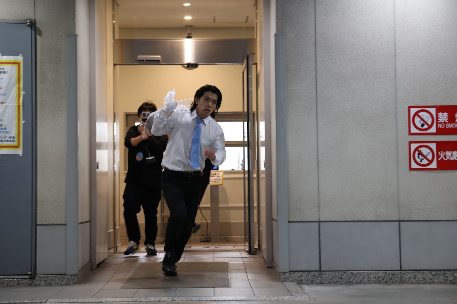 イベント中、解体したマグロをビニール袋に入れてニッポン放送から東京国際フォーラムへ激走する野田クリスタル。