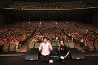 マヂカルラブリーと、東京国際フォーラムに詰めかけたリスナーたち。