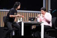 マグロの切り身を味わうマヂカルラブリー。